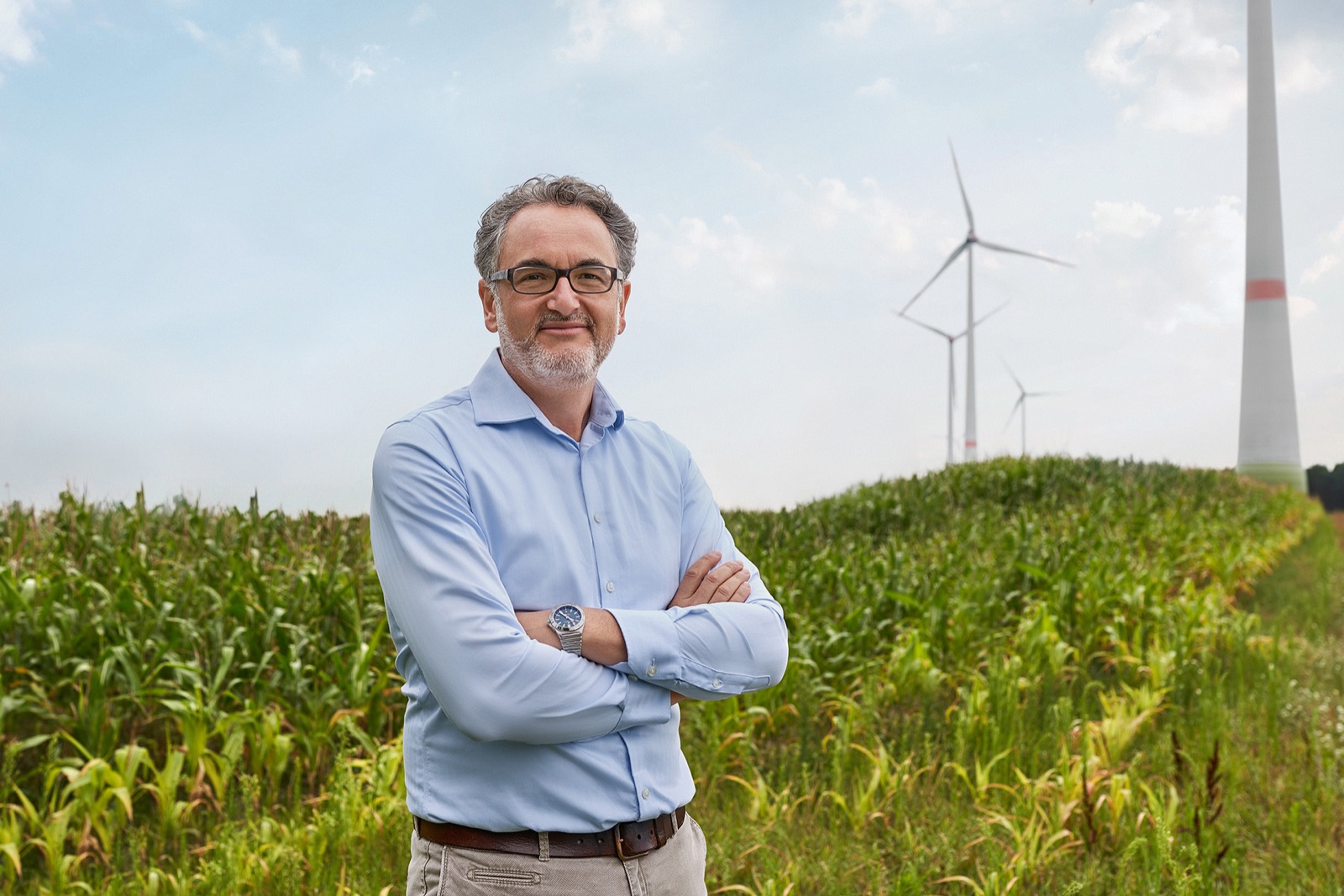 Thomas Staudinger von re:cap steht vor einem Windpark