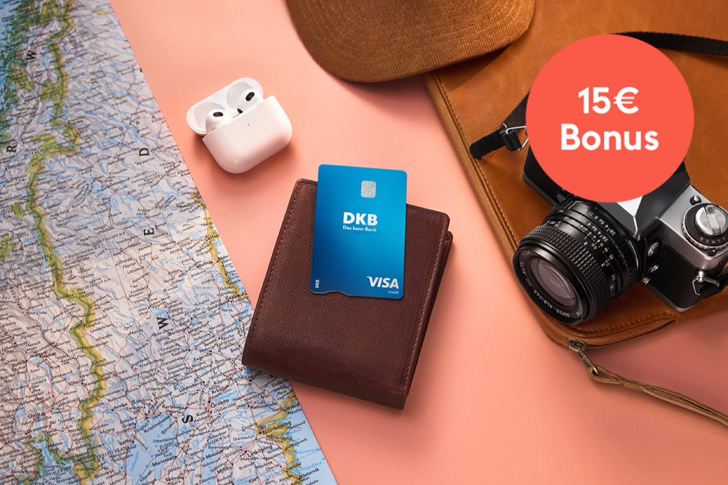 DKB Visa Kreditkarte auf Geldbörse, umgeben von Reiseutensilien
