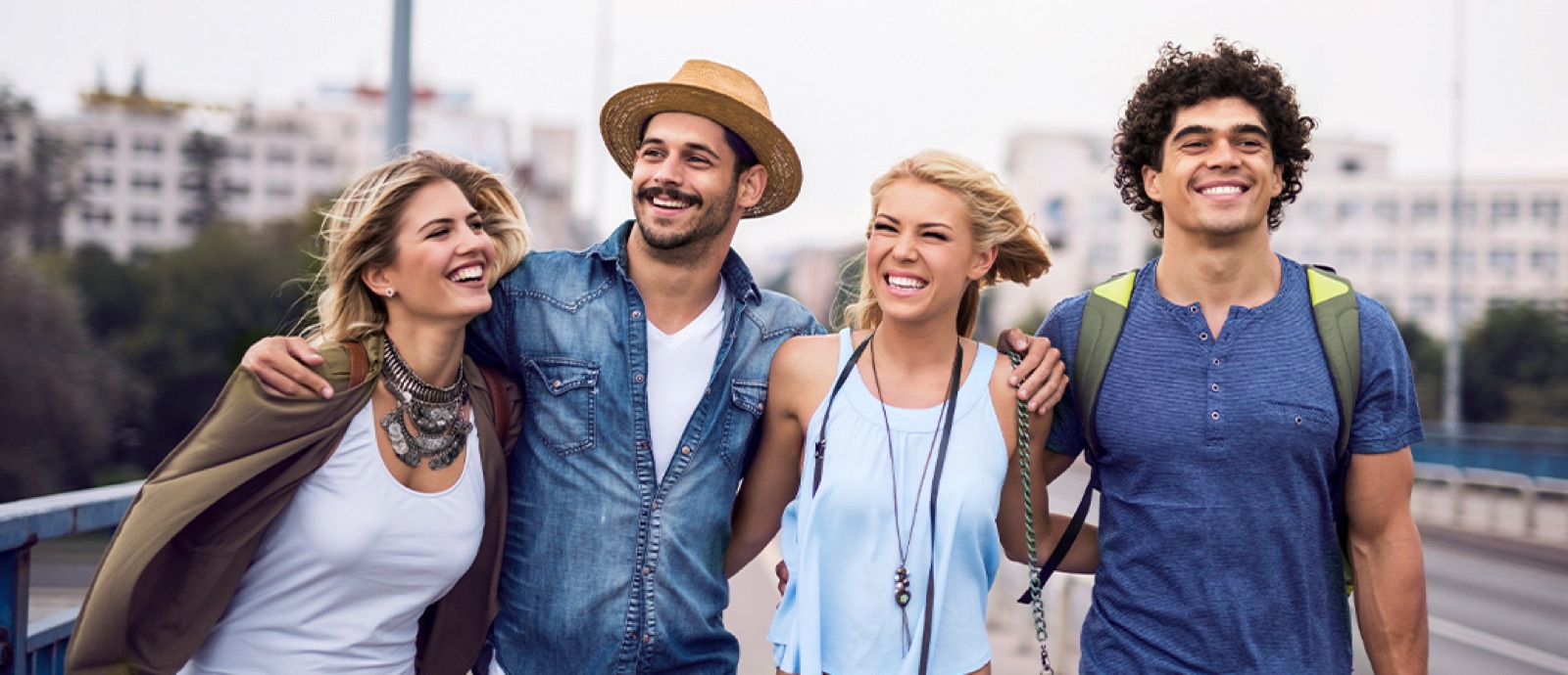 Eine Gruppe von vier internationalen Studierenden beim Spazieren