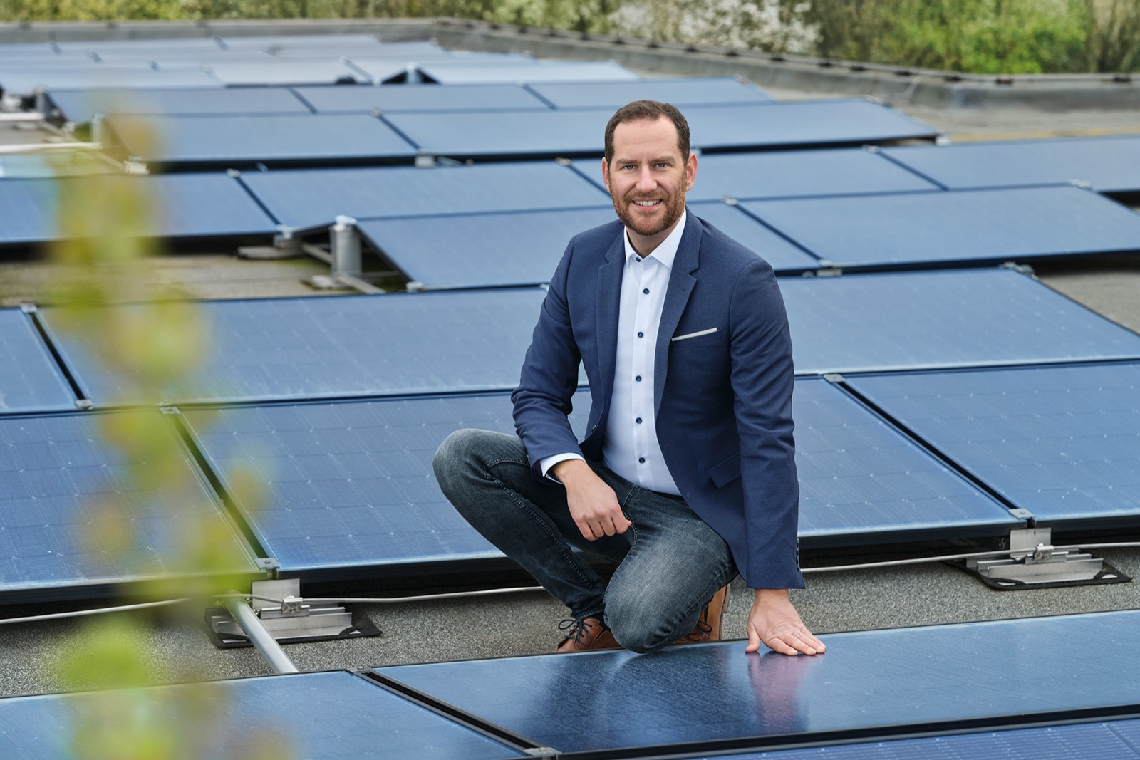 Kunde auf einem Dach mit PV-Anlage