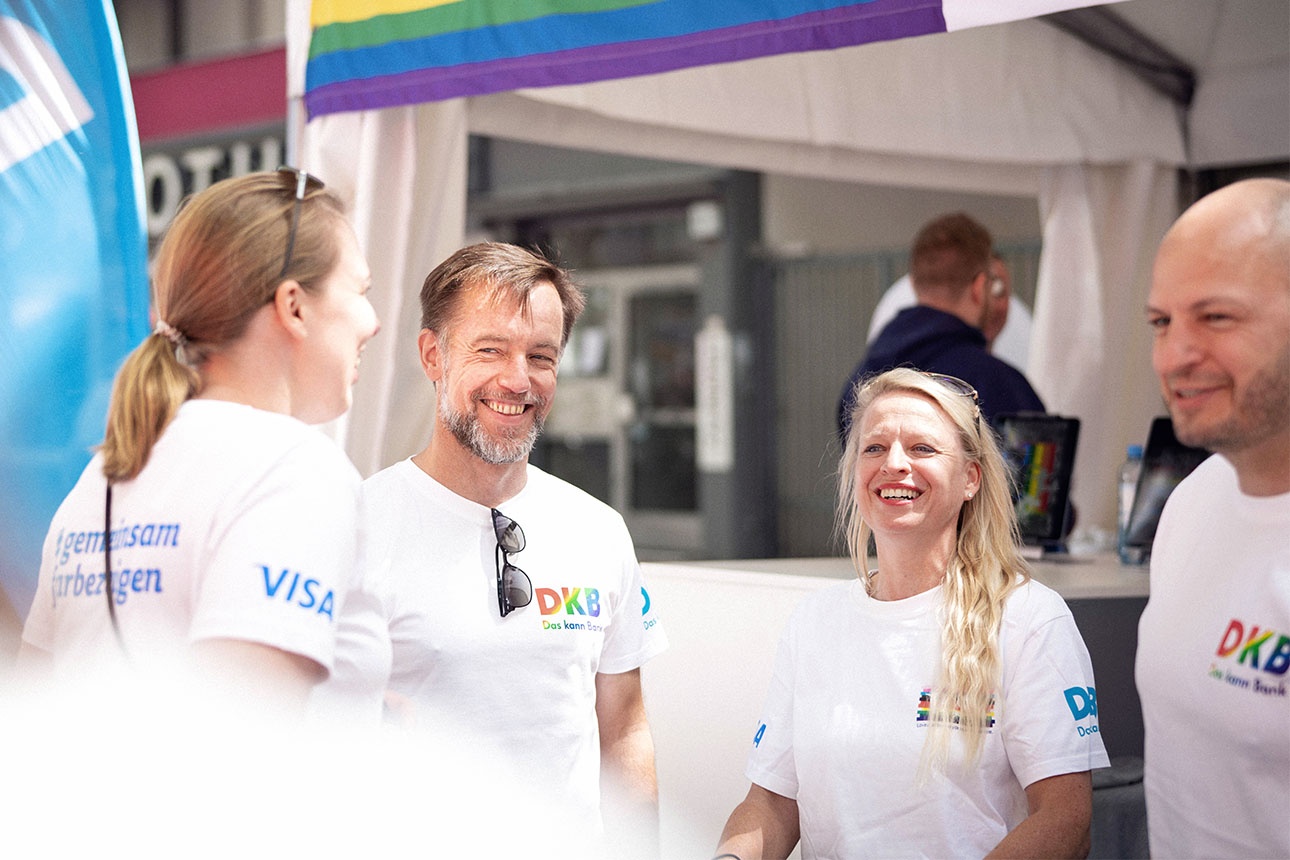 DKB-Vorstände Jan und Tilo im Gespräch mit Mitarbeitenden von VISA