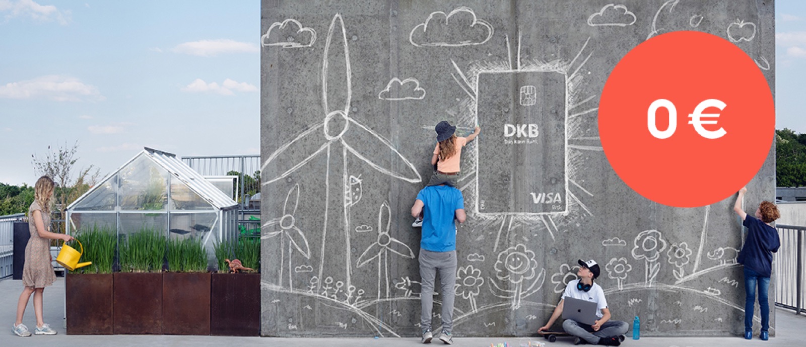 Kinder und Eltern malen die Visa Debitkarte vom Girokonto u18 Kinderkonto
