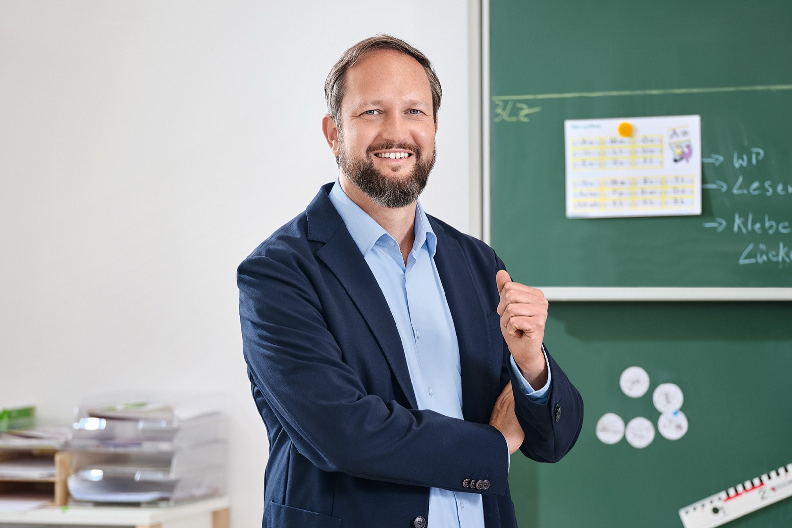 Steffen Siegert vor einer Tafel im Klassenzimmer