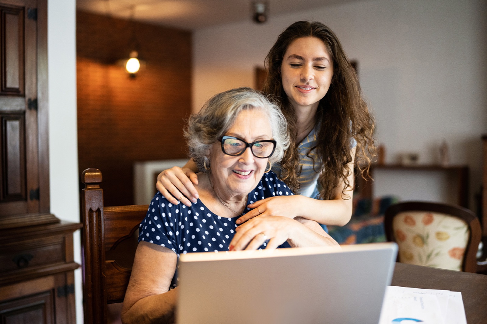 Seniorin und junge Frau gemeinsam am Laptop