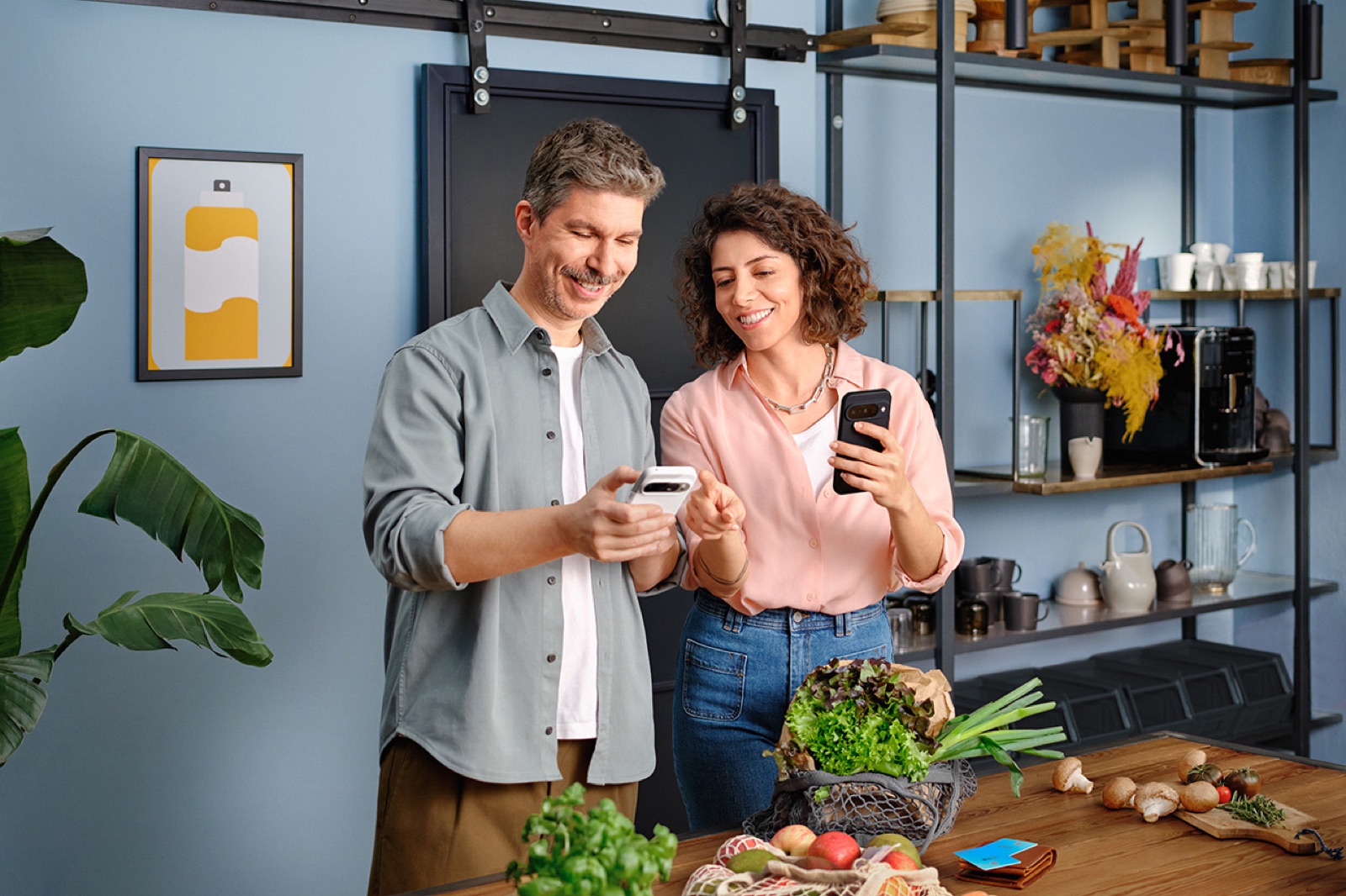 Ein Mann und eine Frau schauen auf ihre Smartphones