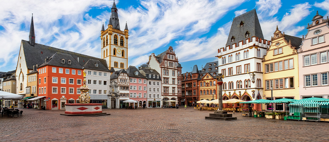 Historischer Marktplatz mit Kopfsteinpflaster und Kirche