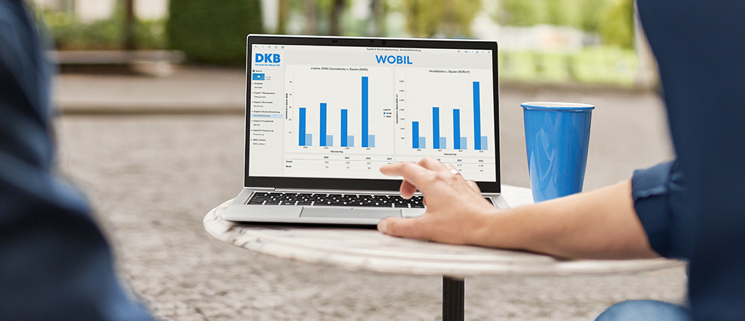 Personen vor Laptop mit wohnwirtschaftlicher Bilanzanalyse DKB WOBIL