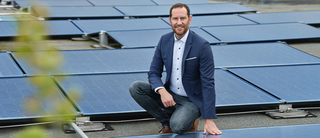 Kunde auf einem Dach mit PV-Anlage