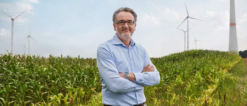 Thomas Staudinger von re:cap steht vor einem Windpark