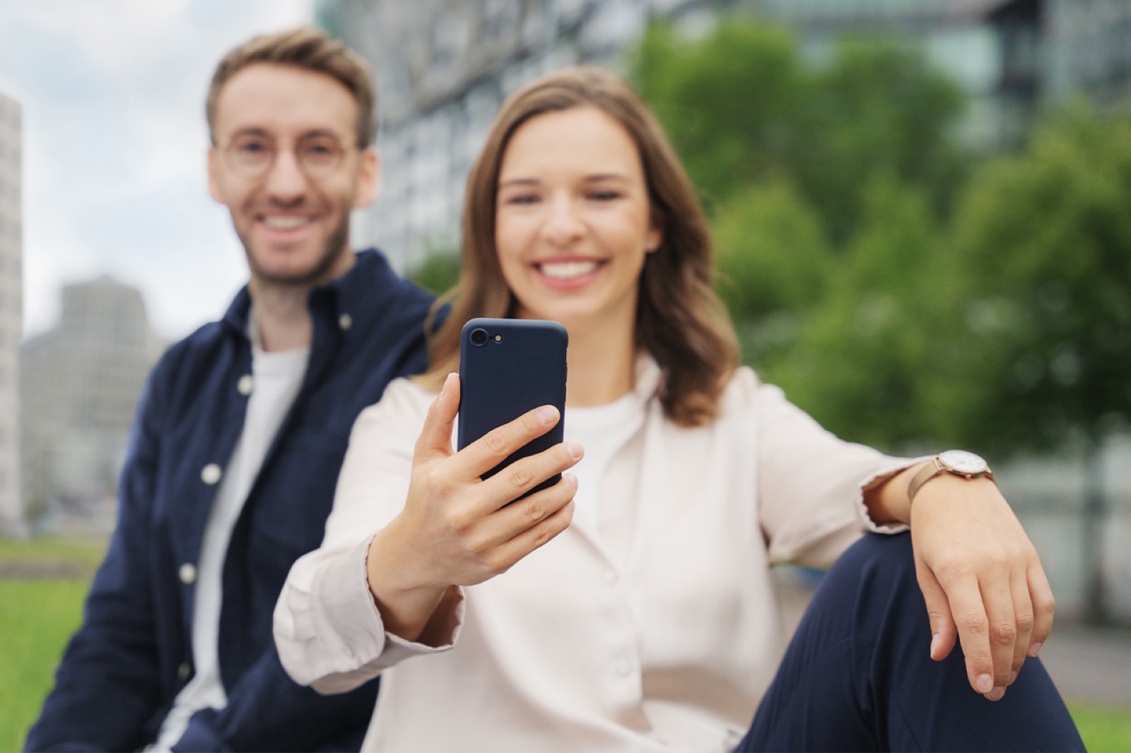 2 Personen mit Handy