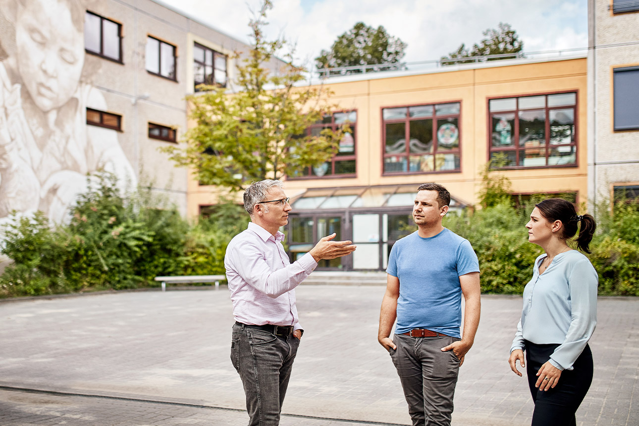 Personen vor der Gemeinschaftsschule Erfurt