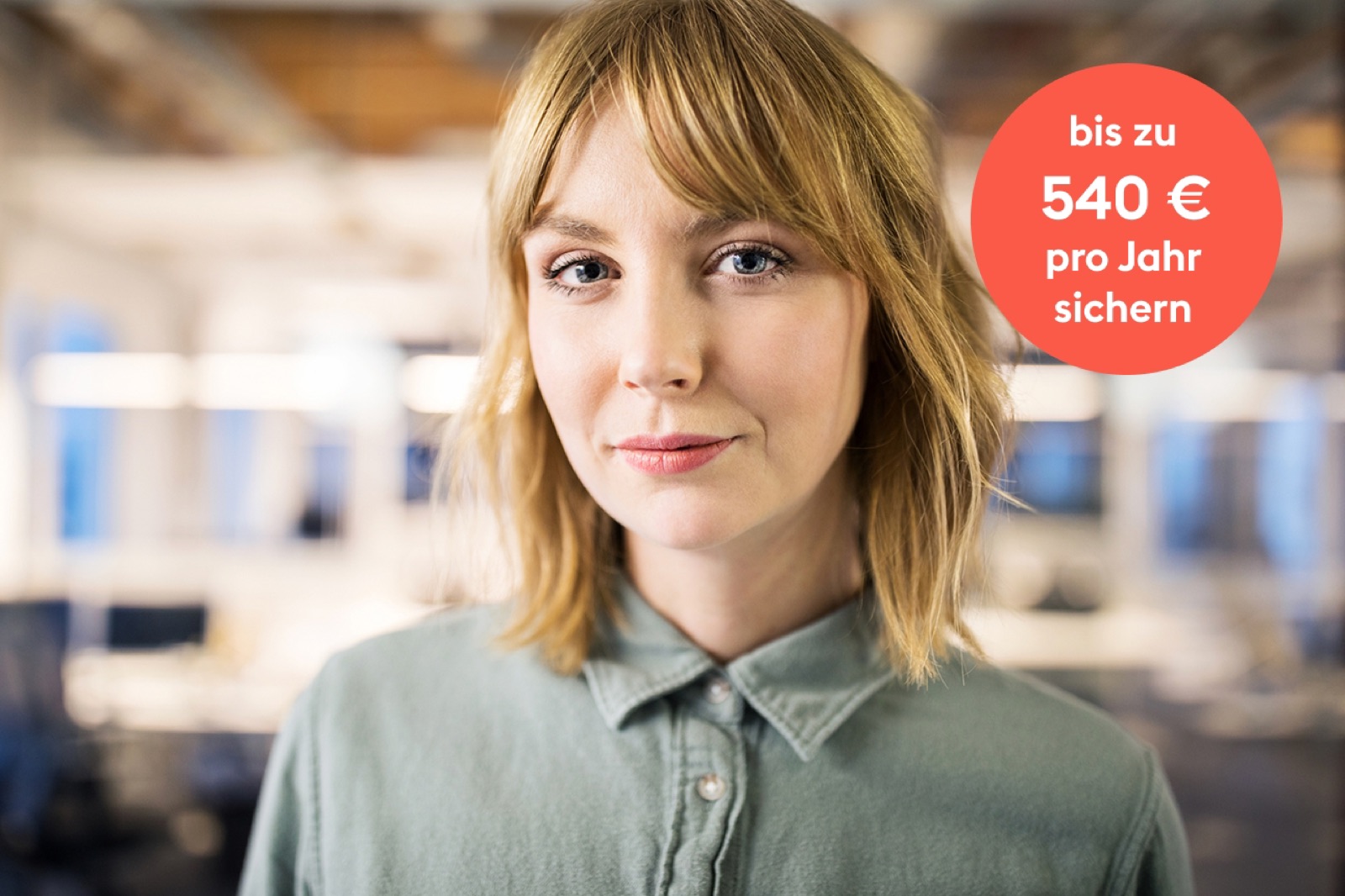 Frau guckt in die Kamera