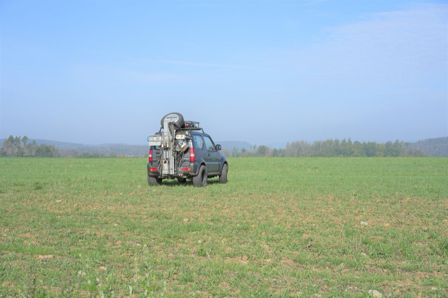 Ein Bodenprobenfahrzeug entnimmt Bodenproben im Rahmen des Projekts Klima-Landwirtschaft
