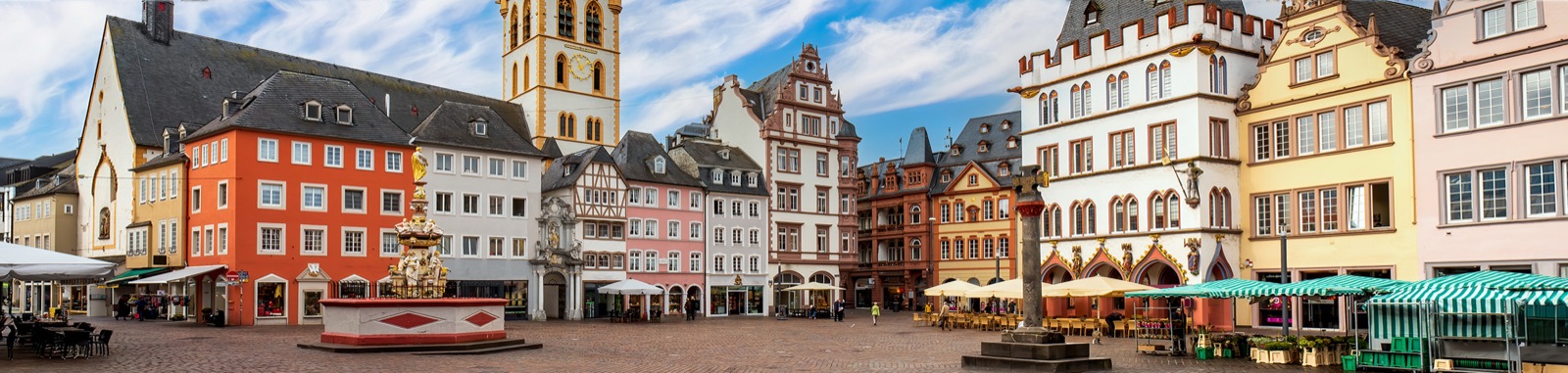 Historischer Marktplatz mit Kopfsteinpflaster und Kirche